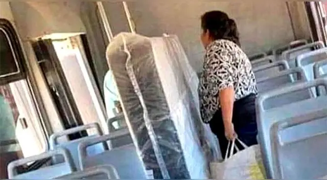 La señora fue captada en un transporte público en Argentina llevando se colchón y se hizo viral en redes sociales.