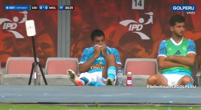 Grimaldo rompió en llanto al ser cambiado durante el encuentro Grimaldo rompió en llanto al ser cambiado durante el encuentro