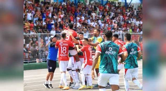 Euforia total en los jugadores del Unión Comercio por el gol anotado.