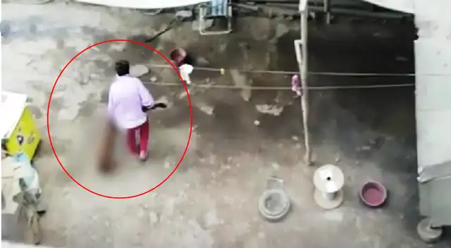 Adulto mayor arrastrando a perrito por patio de su casa