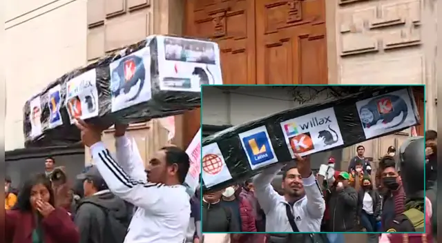 Varios ataúdes fueron paseados por las calles del Centro, durante la Toma de Lima.