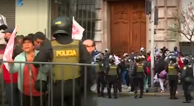 PNP intenta controlar a manifestantes que marchan en favor de Pedro Castillo.