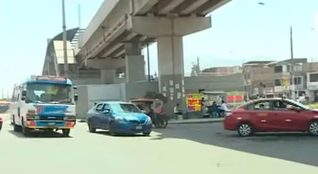 El adulto mayor y la menor corren para tratar de ganarle a un vehículo blanco y llegar a la calle de al frente.