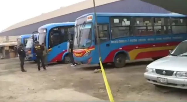 Debido a que no hallaron al gerente del negocio, los malhechores redujeron a un trabajador que administra un restaurante dentro del local.