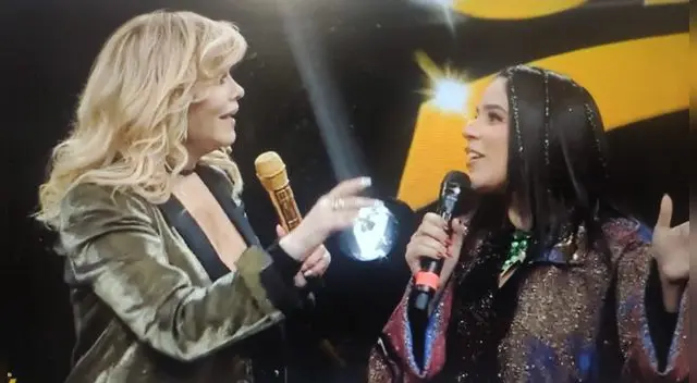 Gisela Valcárcel hace pregunta a Giuliana Rengifo.