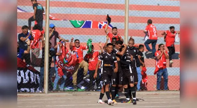 Celebración por el gol marcado de Héctor Zeta que puso el 1-0 para Comercio.
