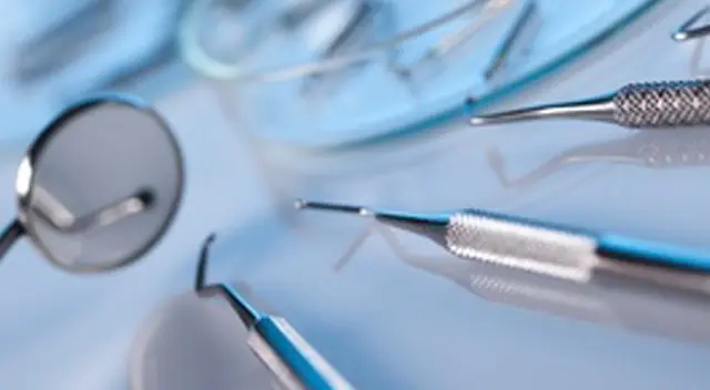 La niña fue diagnosticada que debía pasar por la extracción de uno de sus dientes