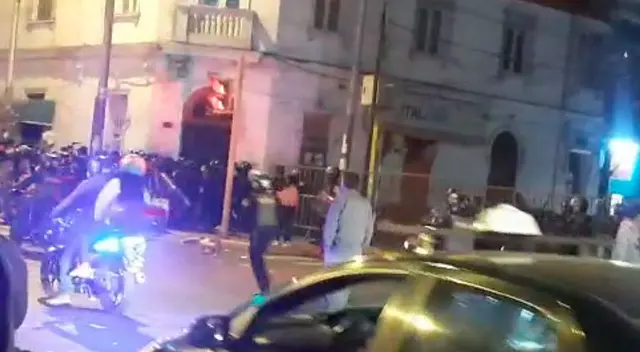 Decenas de jóvenes intentaron ingresar a la fuerza al Estadio Nacional.