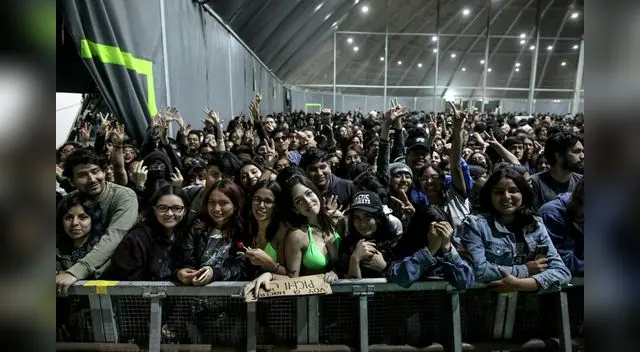 Artic Monkey llega por segunda vez a nuestro país y se presentarán en el Arena 1 hasta donde llegaron muchos jóvenes.