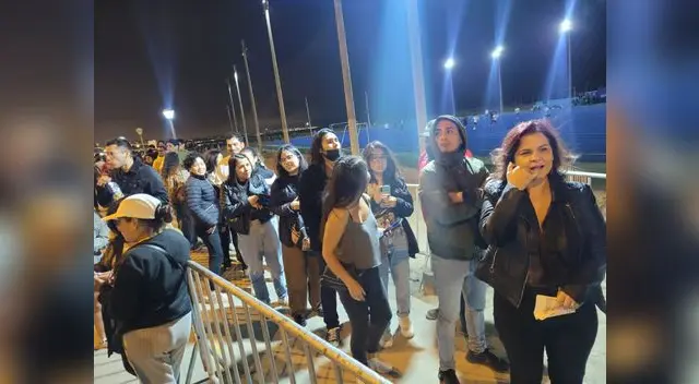 Cientos de jóvenes, fans de Artic Monkey, hicieron cola desde muy temprano como en otros conciertos.