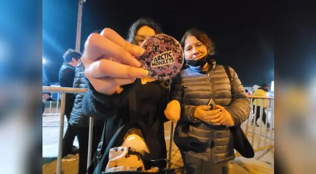 Además, algunos fans de Artic Monkey lucieron merchandising de la banda británica.