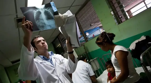 Es importante diagnosticar precozmente la enfermedad en adultos mayores de 65 años y personas con enfermedades crónicas.