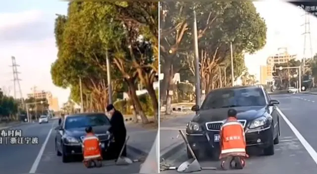 Los jóvenes fueron captados en plena calle, mientras el anciano estaba arrodillado pidiendo disculpas.