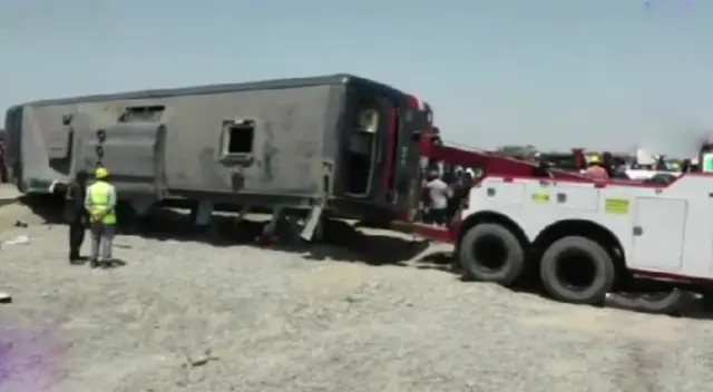 Bus de transporte público que quedó volcado Bus de transporte público que quedó volcado