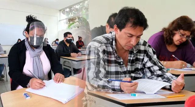 Profesores dan el examen de nombramiento docente
