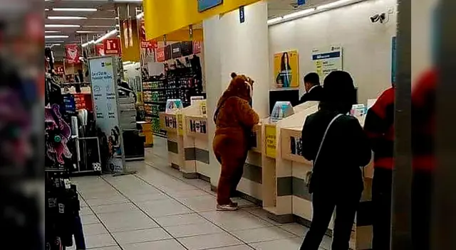 La mujer disfrazada de oso causó revuelto en redes sociales. La mujer disfrazada de oso causó revuelto en redes sociales.