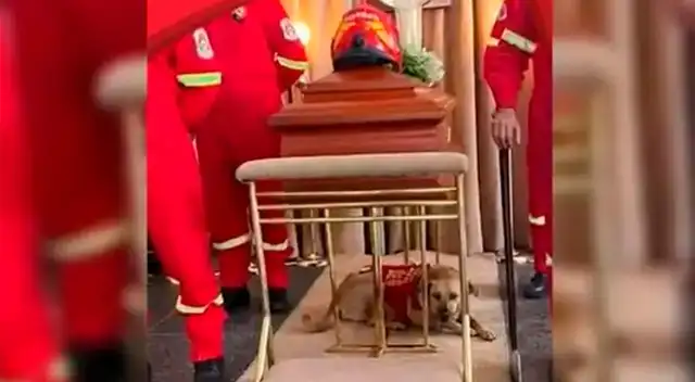 Los bomberos llevaron su féretro en hombros y caminaron unas cuadras.