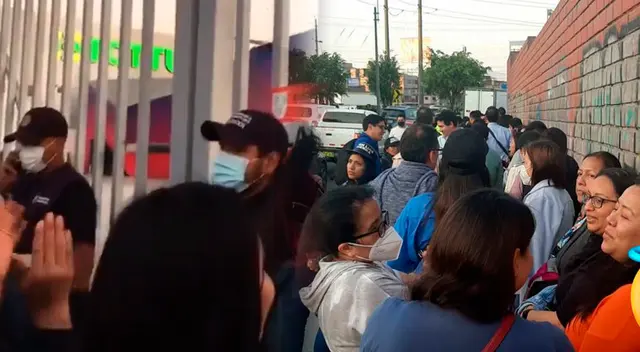 Decenas de personas se aglomeran en los exteriores del local Arena Perú.