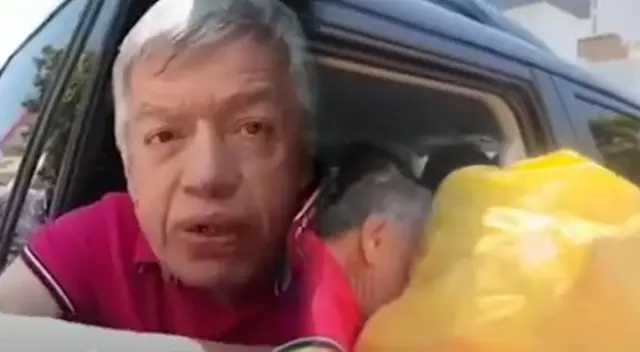 Lanzan bolsa llena de basura en la cara de Oscar Acuña, durante una entrevista.