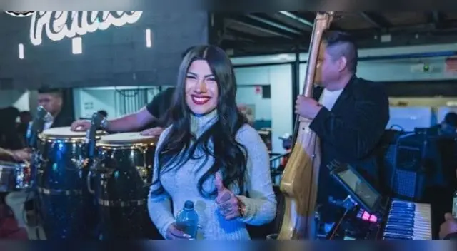 Cantante sigue dando la hora.