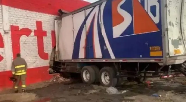 Camión donde viajaba familia que quedó estrellado en pared en Áncash Camión donde viajaba familia que quedó estrellado en pared en Áncash