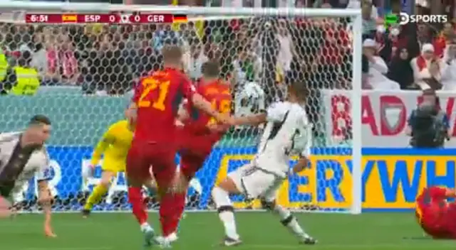 España intenta con varias jugadas aproximarse al gol.