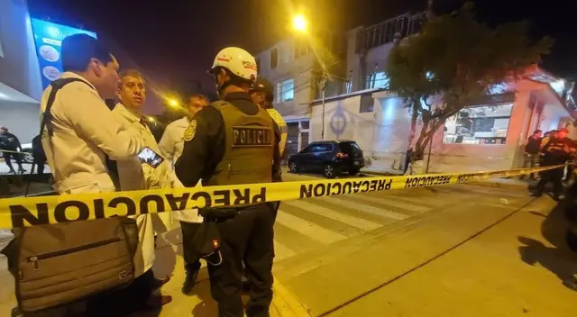 Las cámaras de seguridad muestran el preciso momento en que los delincuentes llegan rápidamente en la motocicleta hacia el cambista. Las cámaras de seguridad muestran el preciso momento en que los delincuentes llegan rápidamente en la motocicleta hacia el cambista.