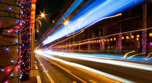 La Luz llega a nosotros a través de ondas. La Luz llega a nosotros a través de ondas.