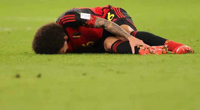 Axel Witsel tirado en la cancha del Estadio Ahmad Bin Ali durante el encuentro que los dejó fuera del Mundial Qatar 2022. Axel Witsel tirado en la cancha del Estadio Ahmad Bin Ali durante el encuentro que los dejó fuera del Mundial Qatar 2022.