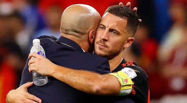 El entrenador de Bélgica, Roberto Martínez y Eden Hazard se abrazan tras quedar eliminados del Mundial Qatar 2022. El entrenador de Bélgica, Roberto Martínez y Eden Hazard se abrazan tras quedar eliminados del Mundial Qatar 2022.