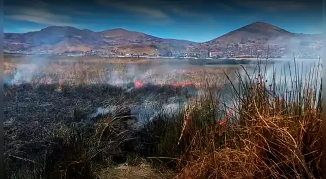El incendio de totorales en Puno, podría alcanzar la isla de Los Uros. El incendio de totorales en Puno, podría alcanzar la isla de Los Uros.