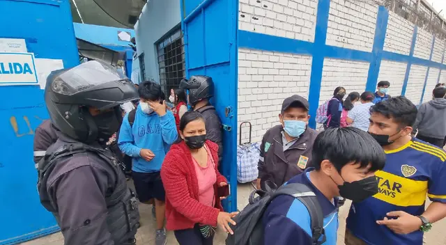 Padres de familia retirando a sus hijos del colegio donde ocurrió asesinato en Los Olivos