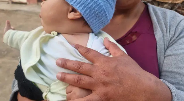 Bebé que sufrió la fractura de su clavícula junto a su madre Bebé que sufrió la fractura de su clavícula junto a su madre