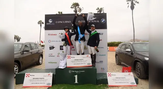 Rafael Annunciação flaqueado por  los jinetes peruanos Carmen Morelli y Alonso Valdez, segundo y tercer lugar.