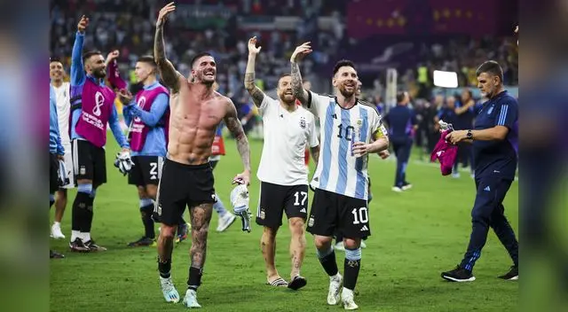 Messi en los festejo con  De Paul y Papu Gómez