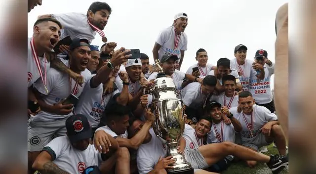 Se desata la locura en los jugadores de Deportivo Garcilaso y posan con la orejona