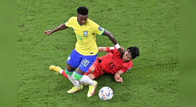 El surcoreano Kim Moon-hwan  queda en el suelo tras ser eludido por Vínicius.