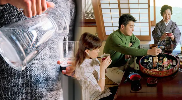 Conoce si es bueno dejar de tomar agua mientras se come.