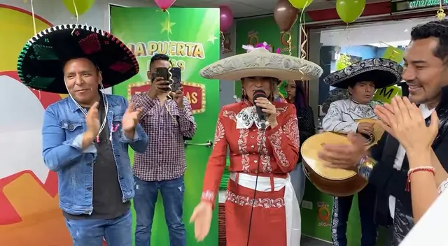 Edwin Sierra junto a Janeth del Río y Mariachi Tuco.