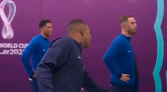Mbappé quiso darle la mano a Henderson, pero el inglés lo rechazó.