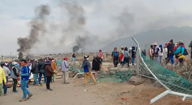 Manifestantes toman el aeropuerto de Arequipa.