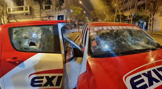 Vehículo de exitosa termina con serios daños tras ataques de manifestantes