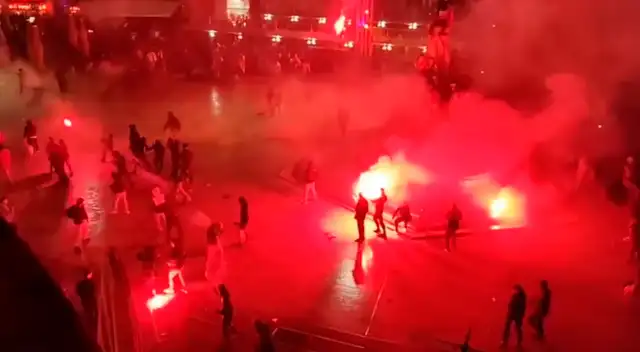 Francia y Marruecos: pelean los hinchas.