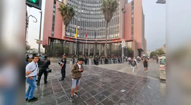 En medio de las protestas exigiendo el adelanto de elecciones, policías salieron este miércoles 14 de diciembre para resguardar la seguridad. En medio de las protestas exigiendo el adelanto de elecciones, policías salieron este miércoles 14 de diciembre para resguardar la seguridad.