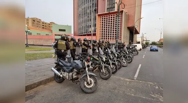 Por ello, un contingente de policías resguarda los cruces de las avenidas Nicolás de Piérola con Abancay. Por ello, un contingente de policías resguarda los cruces de las avenidas Nicolás de Piérola con Abancay.
