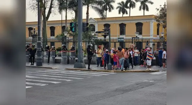 Debido a los últimos actos vandálicos en medio de las manifestaciones, la policía está evitando que lleguen al Congreso de la República. Debido a los últimos actos vandálicos en medio de las manifestaciones, la policía está evitando que lleguen al Congreso de la República.