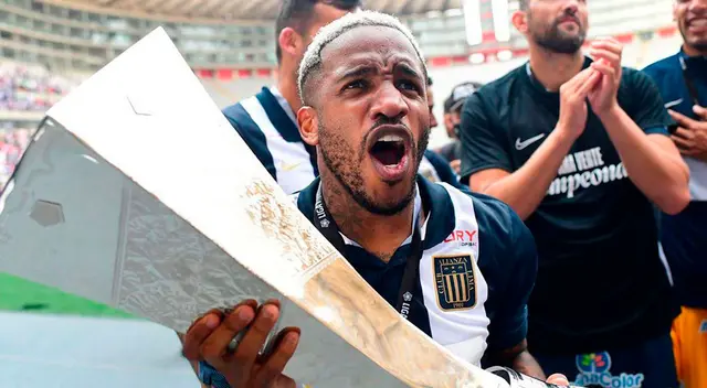 Jefferson Farfán se retira del fútbol y Alianza Lima le dedica conmovedor video en sus redes sociales.