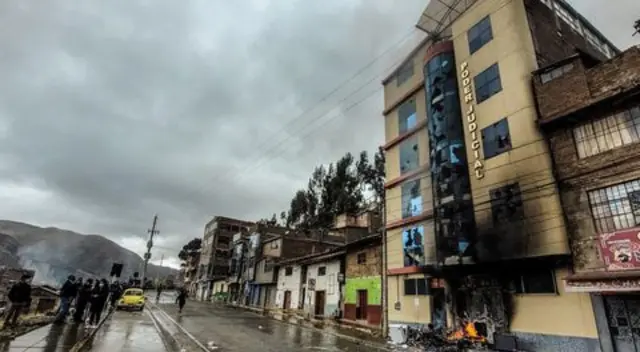 El compromiso es coordinar estrechamente para evitar más caos y violencia que afecte a los manifestantes y a los efectivos policiales.