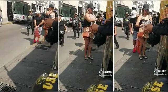Dos peruanos llegaron hasta el Centro de Lima para apoyar a los policías y acto es viral en TikTok.