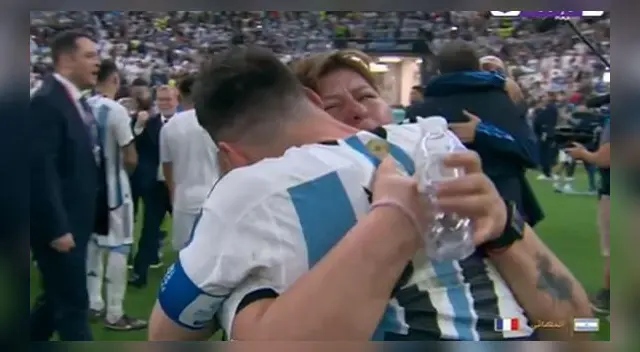 Lionel Messi corrió a los brazos de su madre tras sonar el pitazo que daba como campeón del mundo a Argentina.